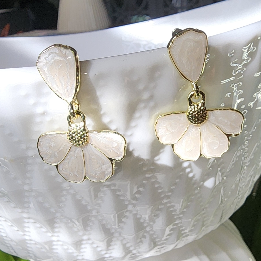 Beautiful Daisy Cream Enamelled Gold Dangle Earrings Anthropologie NWT